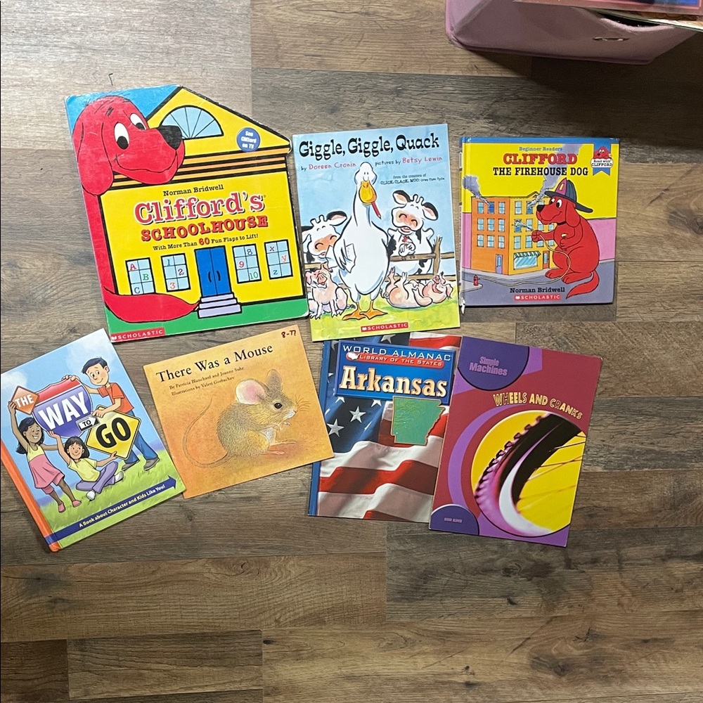 Scholastic Clifford's Schoolhouse Board Book - Red, Yellow, Blue